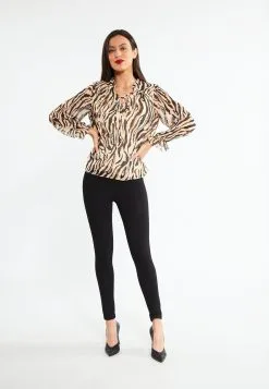 Faina Blouseshirts Blouse Dames Crème -Outlet Faina Winkel 70ee3ad12c376baab96518823422e2af